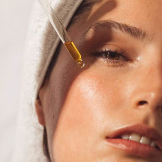 ARTICLE-WILD-APOTHECARY-A QUOI SERVENT LES HUILES POUR LE VISAGE ET COMMENT LES UTILISER