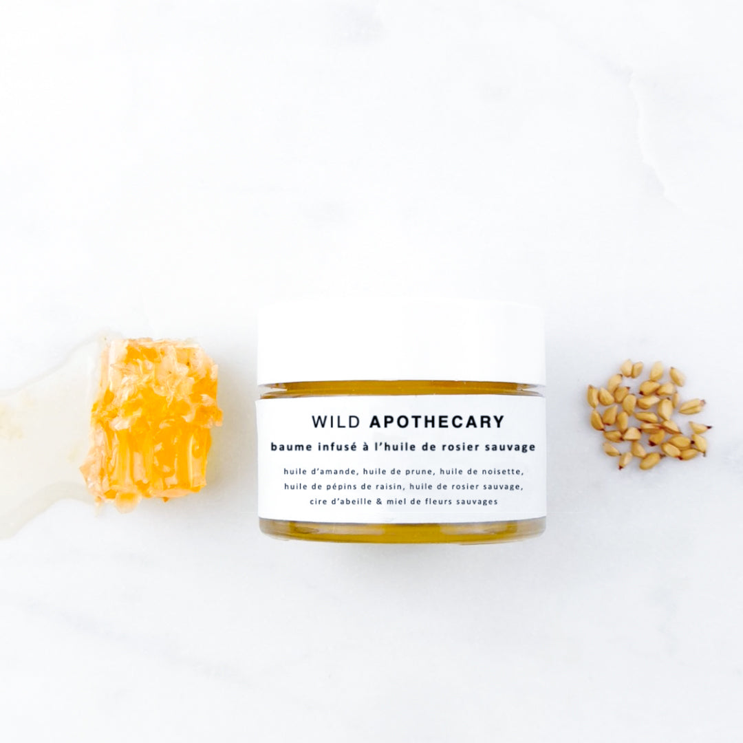 WILD-APOTHECARY-BAUME-INFUSE-HUILE-ROSIER-SAUVAGE-BIOLOGIQUE-PRESSEE-A-FROID-WILD-APOTHECARY-BAUME-INFUSE-HUILE-ROSIER-SAUVAGE-BIOLOGIQUE-PRESSEE-A-FROID-SOIN-VISAGE-NUTRITION-FLATLAY