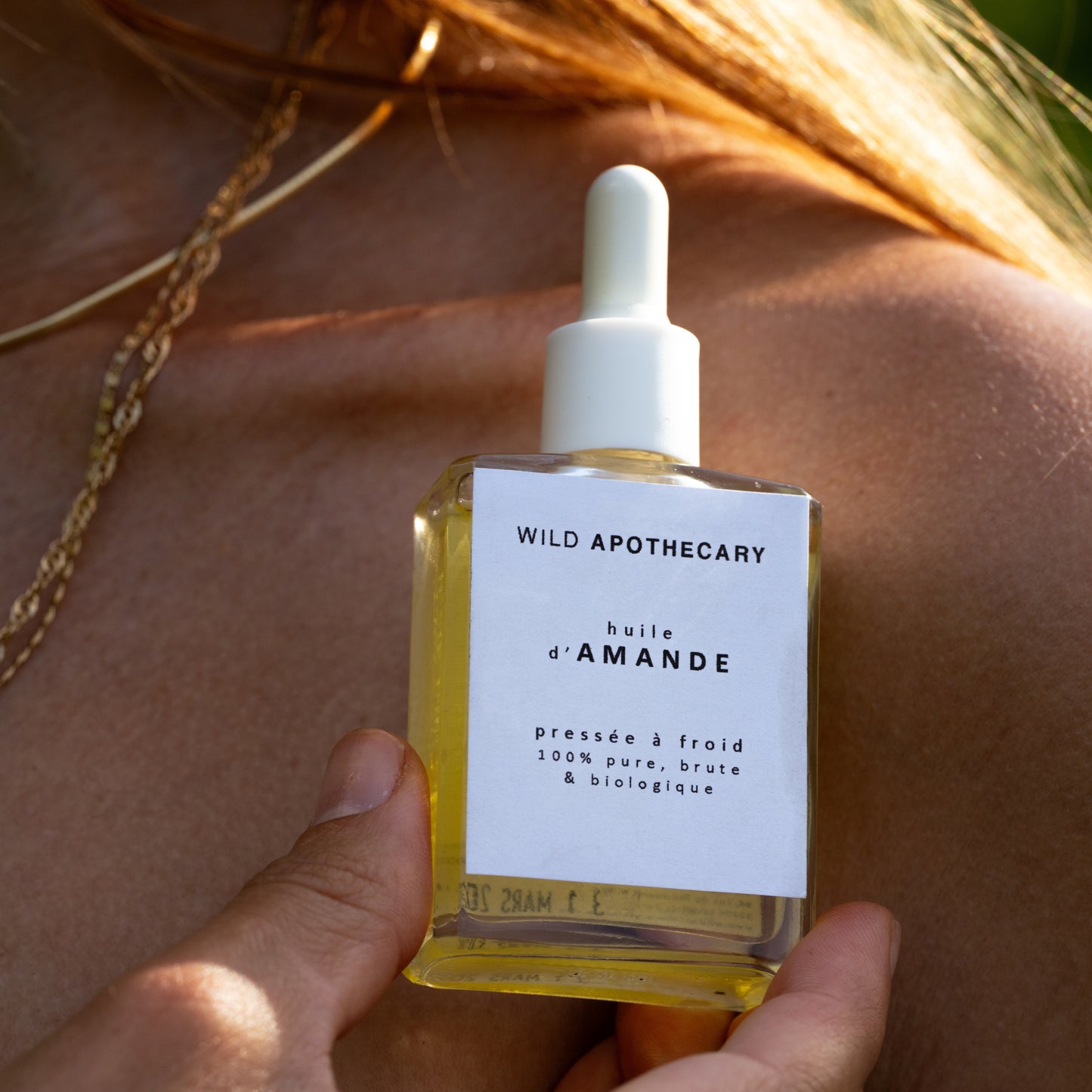 WILD-APOTHECARY-HUILE-AMANDE-BIOLOGIQUE-PRESSEE-A-FROID-SOIN-VISAGE-HYDRATATION-CHEVEUX